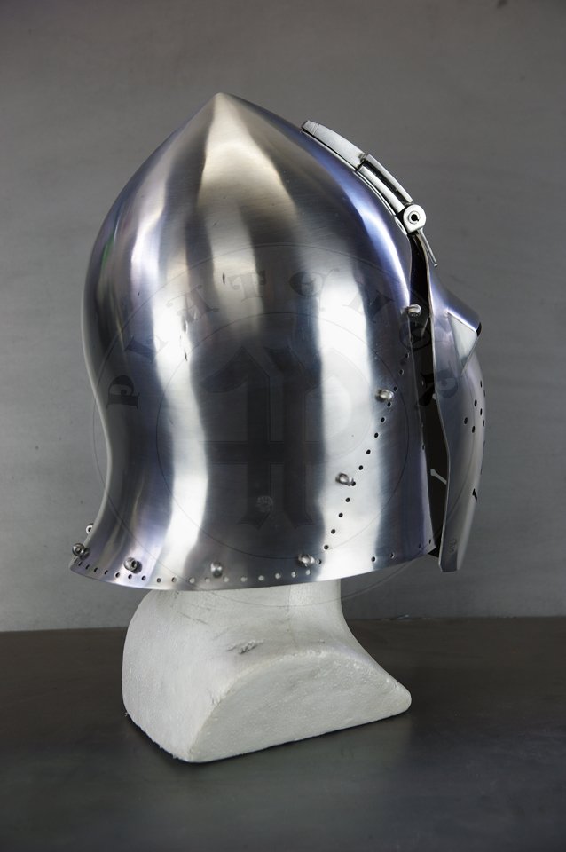 Klappvisier bascinet with keyhole visor, c. 1390-1410. Source: bascinet Wallace Collection A74, London; visor Museo Stibbert, Florence. Skull raised from two halves of 2 mm high quality mild steel, heat hardened and tempered up to 34 HRC. Visor raised from 2 mm medium carbon steel and hardened and tempered up to 42 HRC. Visor hinge made of medium carbon steel. Visor is removable. Weight 3,320 kg. /Klappvisier wzorowany na hemie z Wallace Collection A74 oraz zasonie z Museo Stibbert, datowany na 1380-1410. Dzwon wykuty z dwch powek 2 mm wysokiej jakoci stali niskowglowej, hartowany i odpuszczany do 34 HRC. Zasona wykuta z 2 mm stali redniowglowej, hartowana i odpuszczana do 42 HRC. Zawias zasony wykonany ze stali redniowglowej. Zasona jest zdejmowana. Waga 3,320 kg.